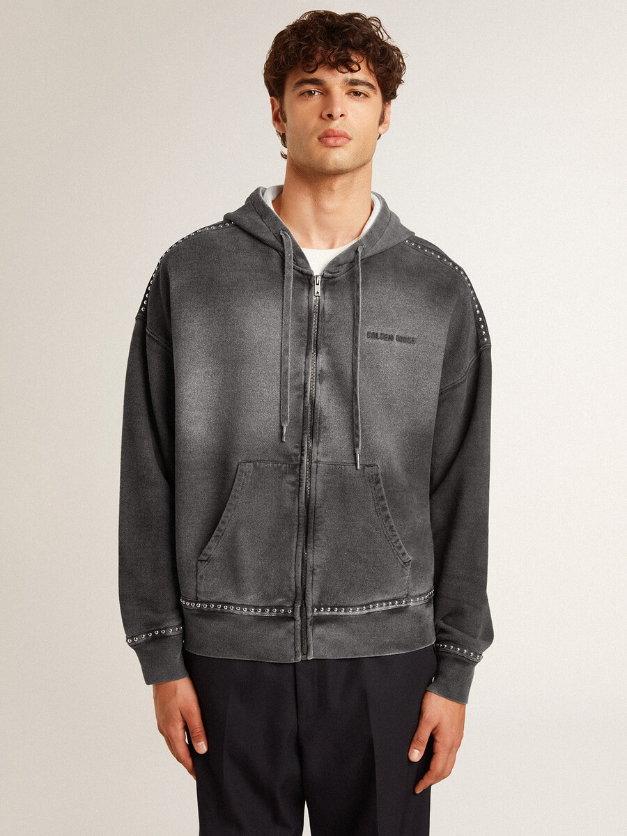 antracitgrå sweatshirt med sprayeffekt och nitar