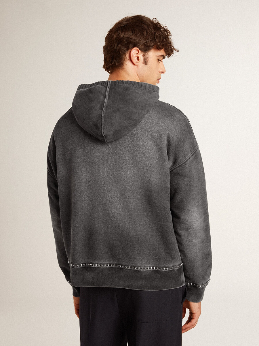 antracitgrå sweatshirt med sprayeffekt och nitar