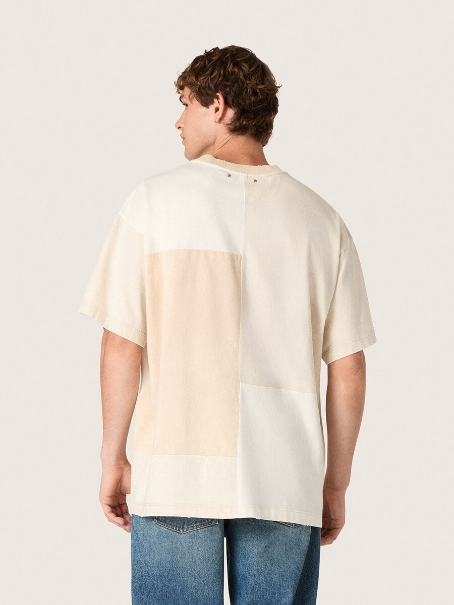 herr-t-shirt i bomullsjersey med vit och beige patchwork-effekt