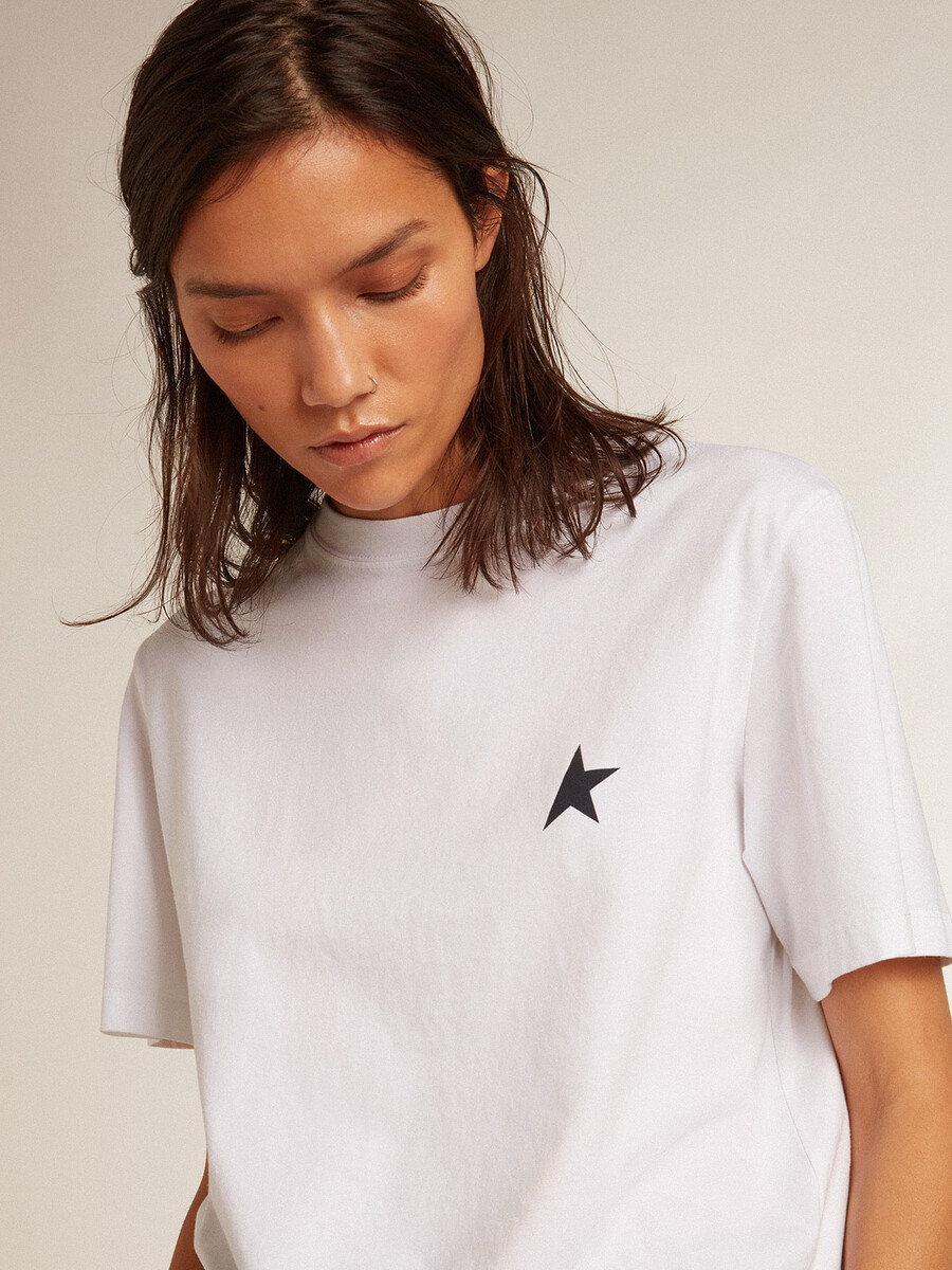 vit t-shirt för kvinnor med mörkblå stjärna framtill