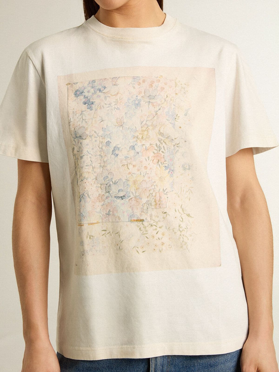 vit t-shirt med blommigt tryck för kvinnor