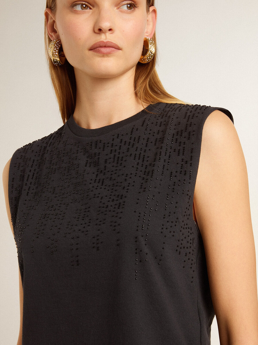 Ärmlös t-shirt i sliten svart med ton-i-ton-broderi