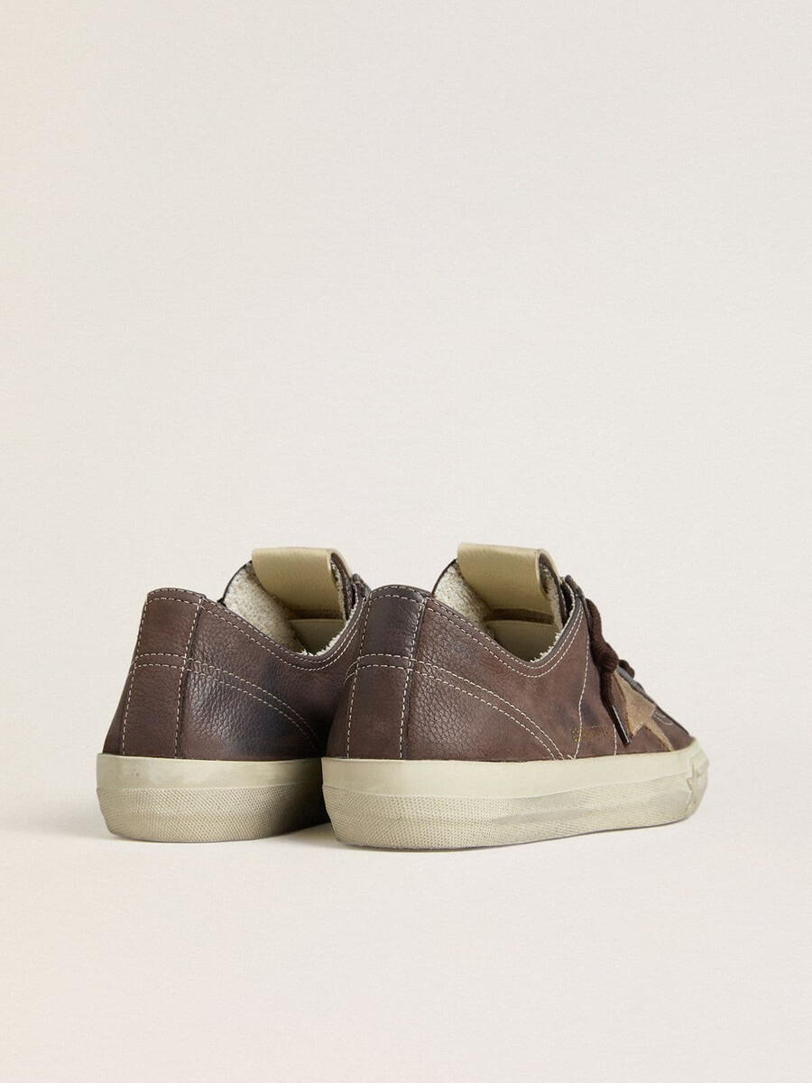 dam v-star i brun nubuck med tobaksfärgad mockastjärna