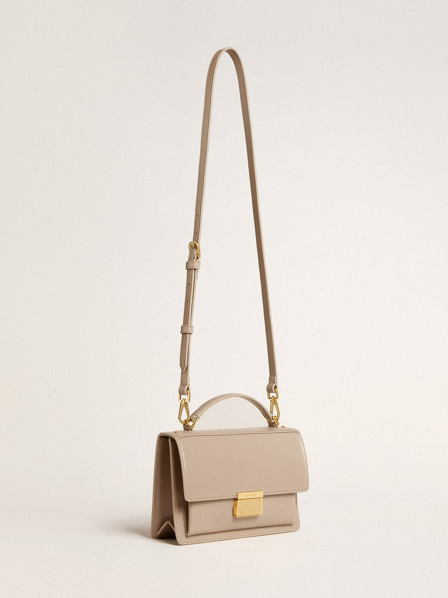 venezia-väska i beige läder med gulddetaljer