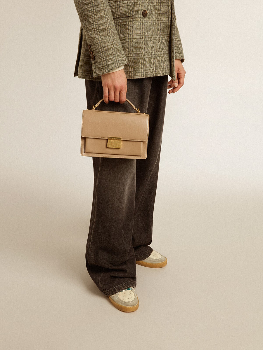 venezia-väska i beige läder med gulddetaljer