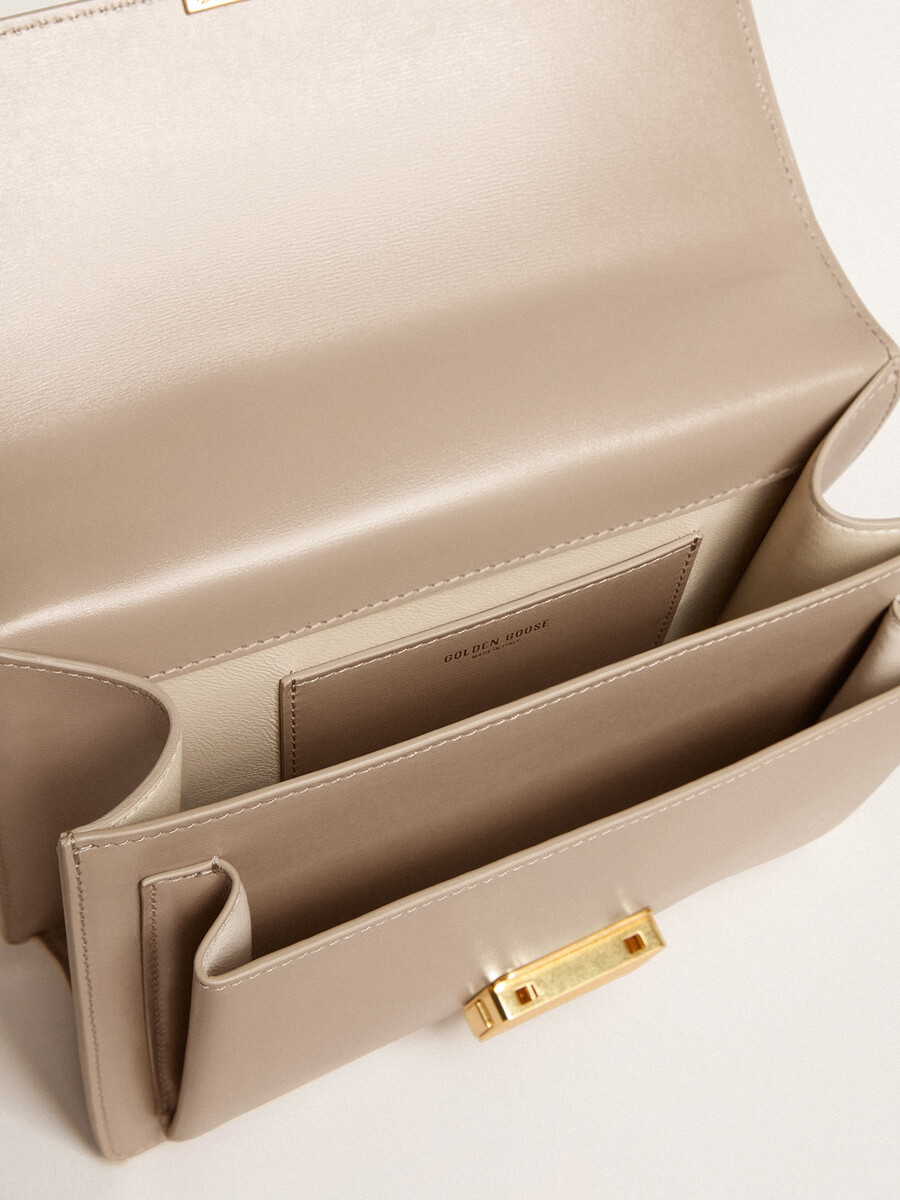 venezia-väska i beige läder med gulddetaljer